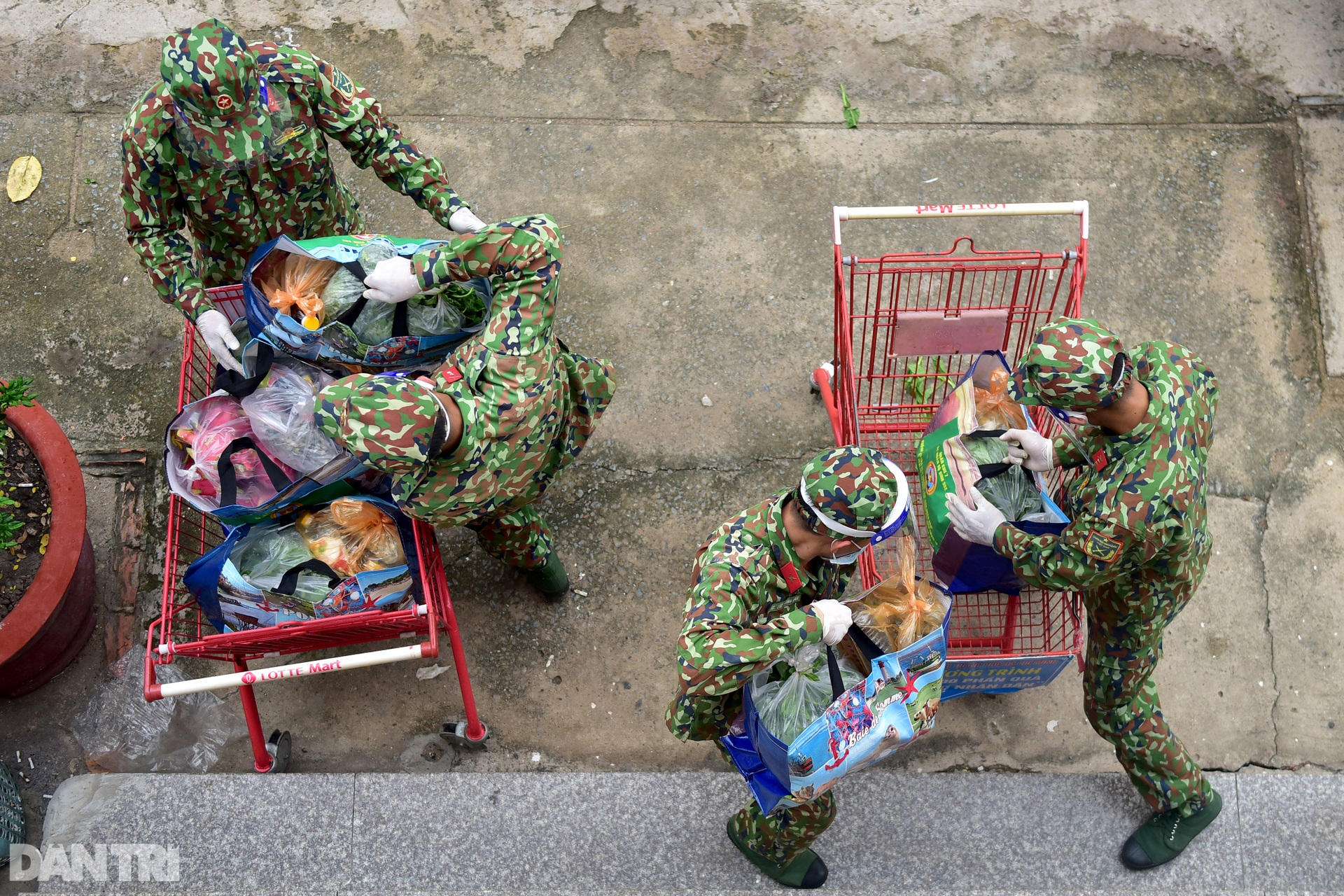 Bộ đội dầm mưa, trao quà tự tăng gia sản xuất cho người dân TPHCM - 2