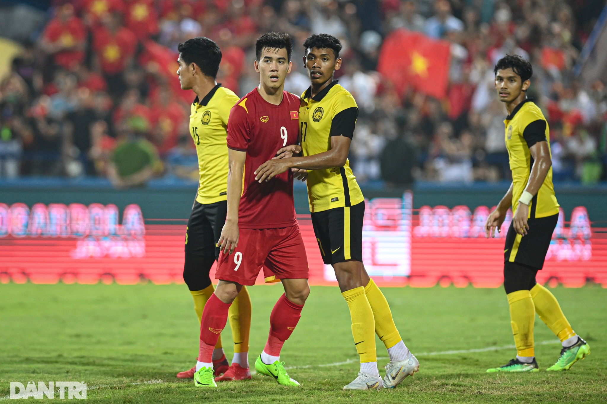 Tiến Linh: Tâm điểm của sự chỉ trích và bàn thắng vàng thành người hùng - 15 Tiến Linh: Tâm điểm của sự chỉ trích và bàn thắng vàng thành người hùng - 15