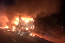 Xe khách giường nằm cháy rụi trên cao tốc Vĩnh Hảo - Phan Thiết