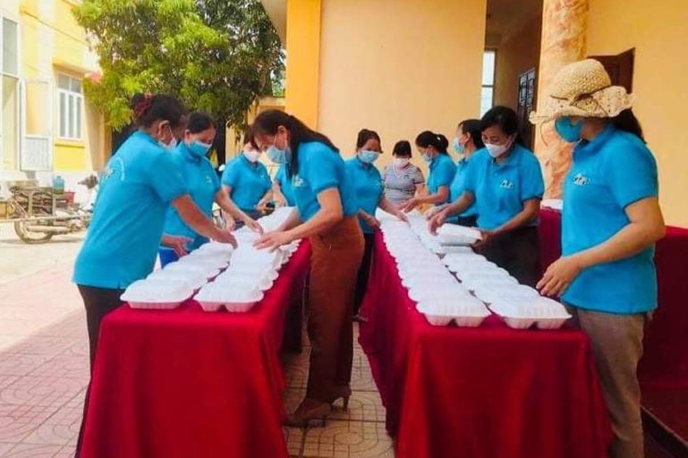 Hàng nghìn suất cơm nghĩa tình đến với bà con trong khu cách ly - 3 Hàng nghìn suất cơm nghĩa tình đến với bà con trong khu cách ly - 3