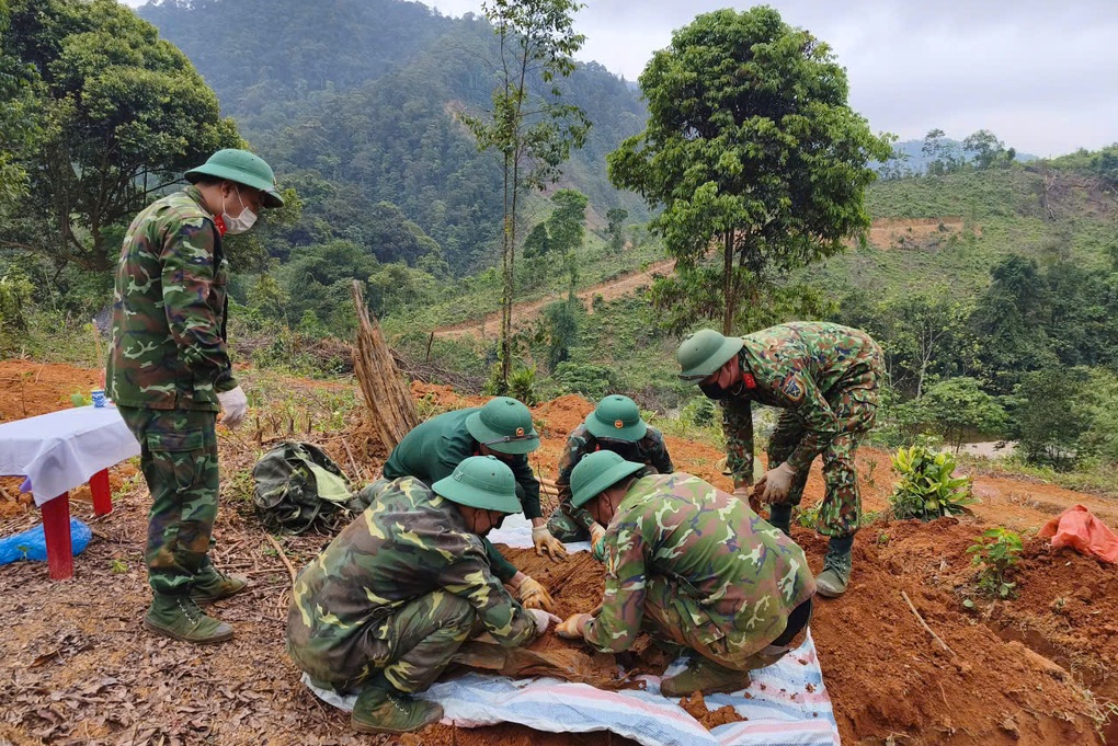 2 hài cốt chôn kèm ống nhựa, lọ thủy tinh có thể chứa danh tính liệt sỹ - 2