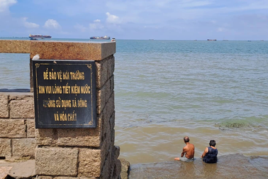 Dùng xà bông, dầu gội tại trụ tắm nước ngọt ở Vũng Tàu sẽ bị phạt