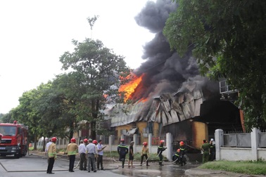 Hà Nội: Cháy lớn nhà xưởng gần Aeon Mall Long Biên