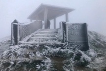 Cảnh băng giá kỳ thú trên đỉnh Mẫu Sơn, khách hào hứng chờ "săn" tuyết