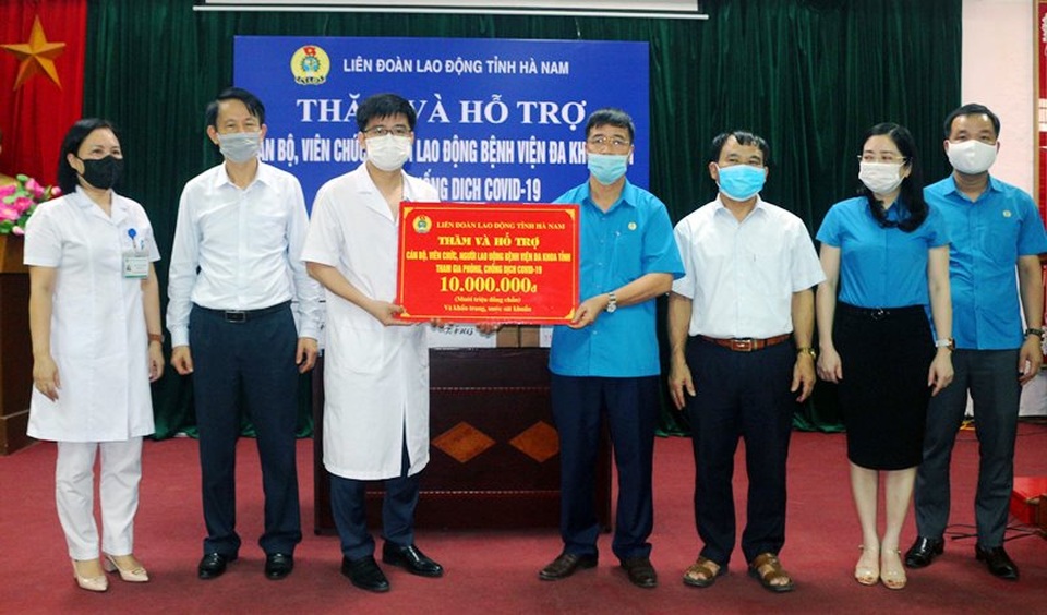Liên đoàn Lao động thăm, tặng quà lực lượng tuyến đầu chống dịch Covid-19 - 2 Liên đoàn Lao động thăm, tặng quà lực lượng tuyến đầu chống dịch Covid-19 - 2