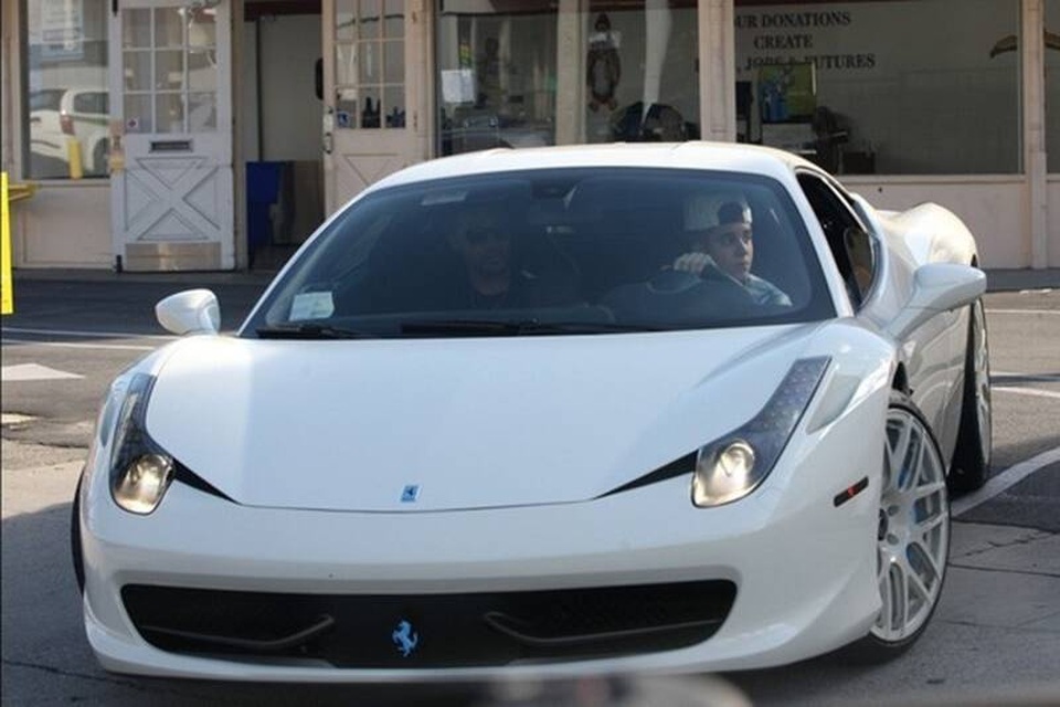 Ca sĩ Justin Bieber ra phố với chiếc Rolls-Royce cực dị - 6 Ca sĩ Justin Bieber ra phố với chiếc Rolls-Royce cực dị - 6