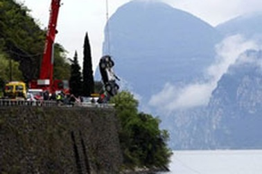 Xe của Điệp viên 007 lao xuống hồ