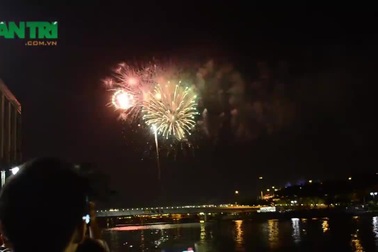 Bạn trẻ TPHCM gửi lời chúc năm mới trong thời khắc giao thừa