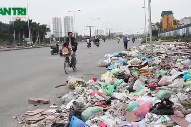 Bịt mũi, nín thở đi qua con đường nghìn tỷ giữa Thủ đô