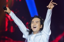 Ca sĩ Hùng Thuận “gây sốt” khi hóa thân cố nghệ sĩ Minh Thuận