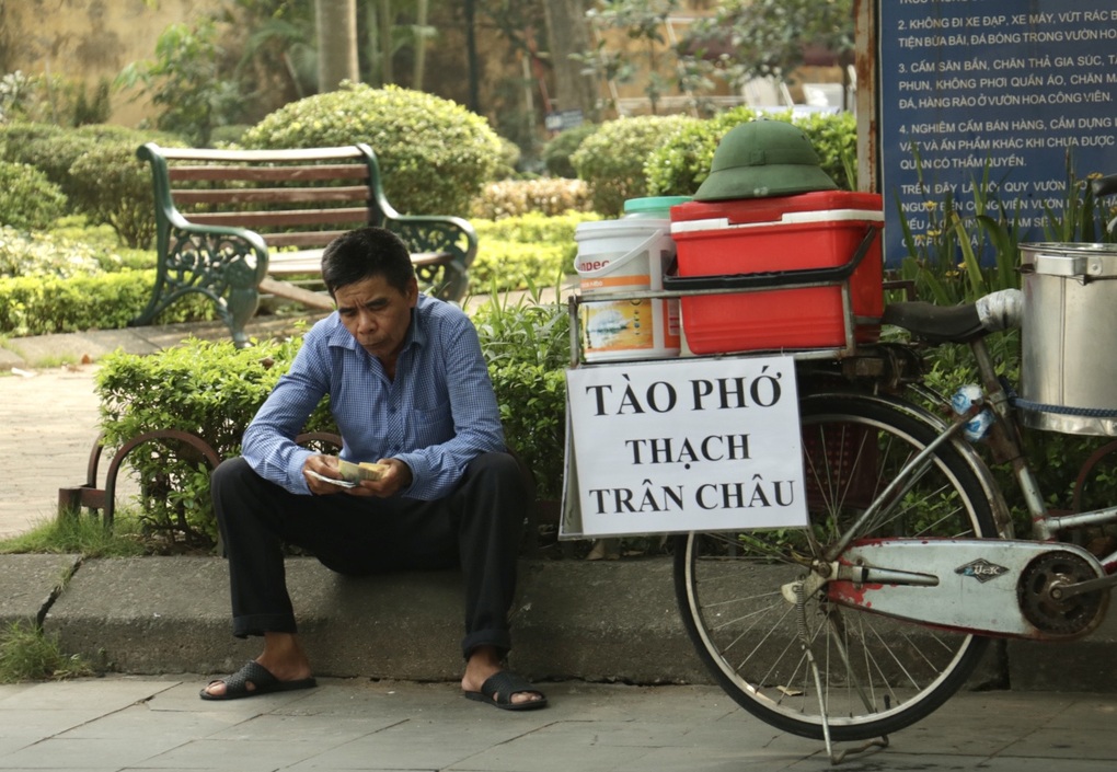 Hà Nội: Phận người mấy mươi năm tha hương, bám víu đường phố mưu sinh - 3 Hà Nội: Phận người mấy mươi năm tha hương, bám víu đường phố mưu sinh - 3