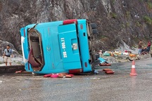 Xe khách giường nằm lật nghiêng, 2 người chết, 10 người bị thương