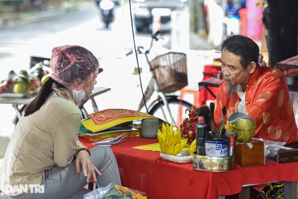 Mưa lớn kéo dài, Phủ Tây Hồ Hà Nội vắng vẻ trong ngày rằm tháng 7 - 4 Mưa lớn kéo dài, Phủ Tây Hồ Hà Nội vắng vẻ trong ngày rằm tháng 7 - 4