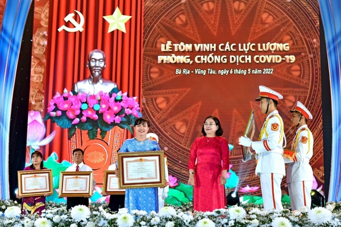 Doanh nhân Nguyễn Nam Phương được tôn vinh các lực lượng phòng, chống dịch covid-19.