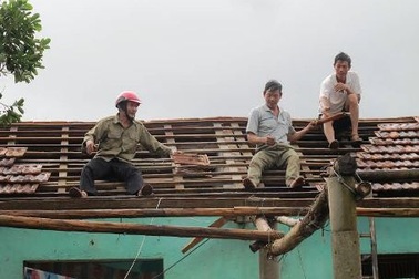 2 người chết, mất tích do mưa lũ, hàng chục ngôi nhà tốc mái