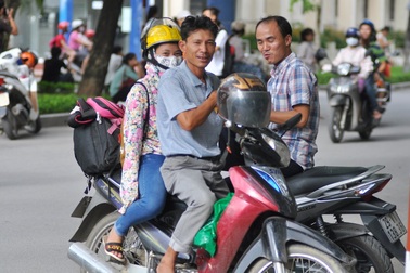 Phụ huynh, sĩ tử vội vã rời thủ đô sau môn thi cuối