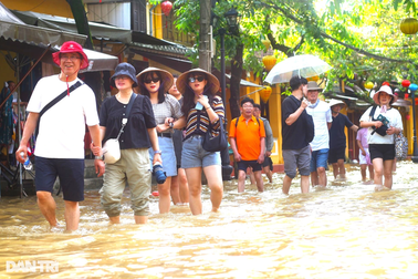 Nước lũ ngập phố cổ Hội An, người dân mệt mỏi, du khách thích thú