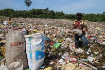 Nhọc nhằn mưu sinh trên bãi rác lớn nhất Đắk Nông