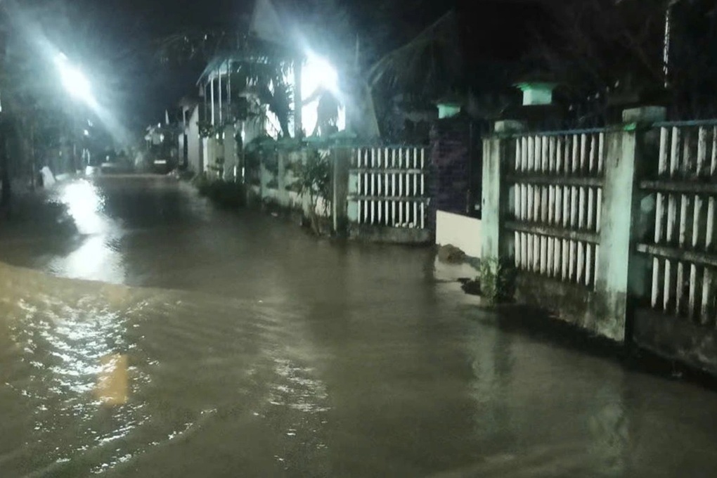 Nước dâng bất ngờ, nhiều người dân Gia Lai hối hả kê đồ đạc - 2 Nước dâng bất ngờ, nhiều người dân Gia Lai hối hả kê đồ đạc - 2