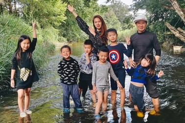 "Trốn dịch", vợ chồng Lý Hải cho các con trải nghiệm tắm sông, lội suối