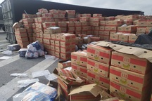 Lật xe container, gần 20 tấn hoa quả đổ tràn ra đường