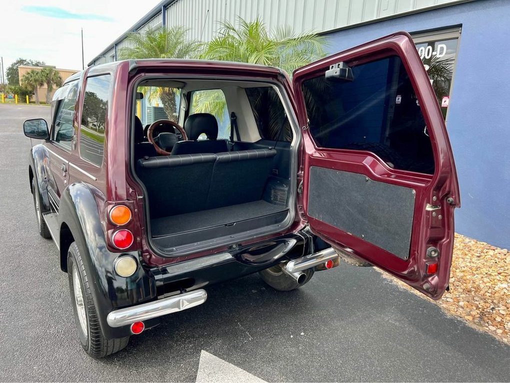 Cũng là Mitsubishi Pajero nhưng chiếc xe này rất khác lạ - 5 Cũng là Mitsubishi Pajero nhưng chiếc xe này rất khác lạ - 5