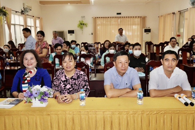 Bà Trần Thị Xuân Mai – GĐ Sở LĐ-TB&XH TP.Cần Thơ (bìa trái) tham gia chỉ đạo lớp huấn luyện an toàn vệ sinh lao động.