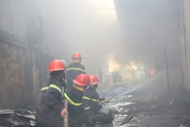 ‘Bà hỏa’ thiêu rụi xưởng gỗ, hàng chục công nhân bỏ chạy thoát thân