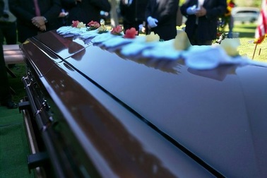 Ngay đêm trước tang lễ, thai chết lưu bất ngờ lọt lòng người mẹ đã qua đời