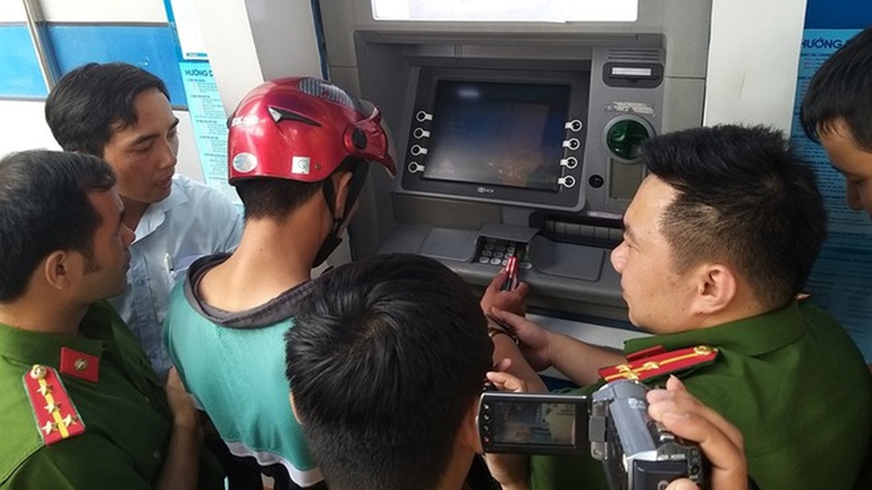 Mánh khóe rút sạch tiền bằng thẻ ATM giả của nhóm người Trung Quốc - 1 Mánh khóe rút sạch tiền bằng thẻ ATM giả của nhóm người Trung Quốc - 1