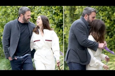 Ben Affleck tình tứ bên bồ trẻ