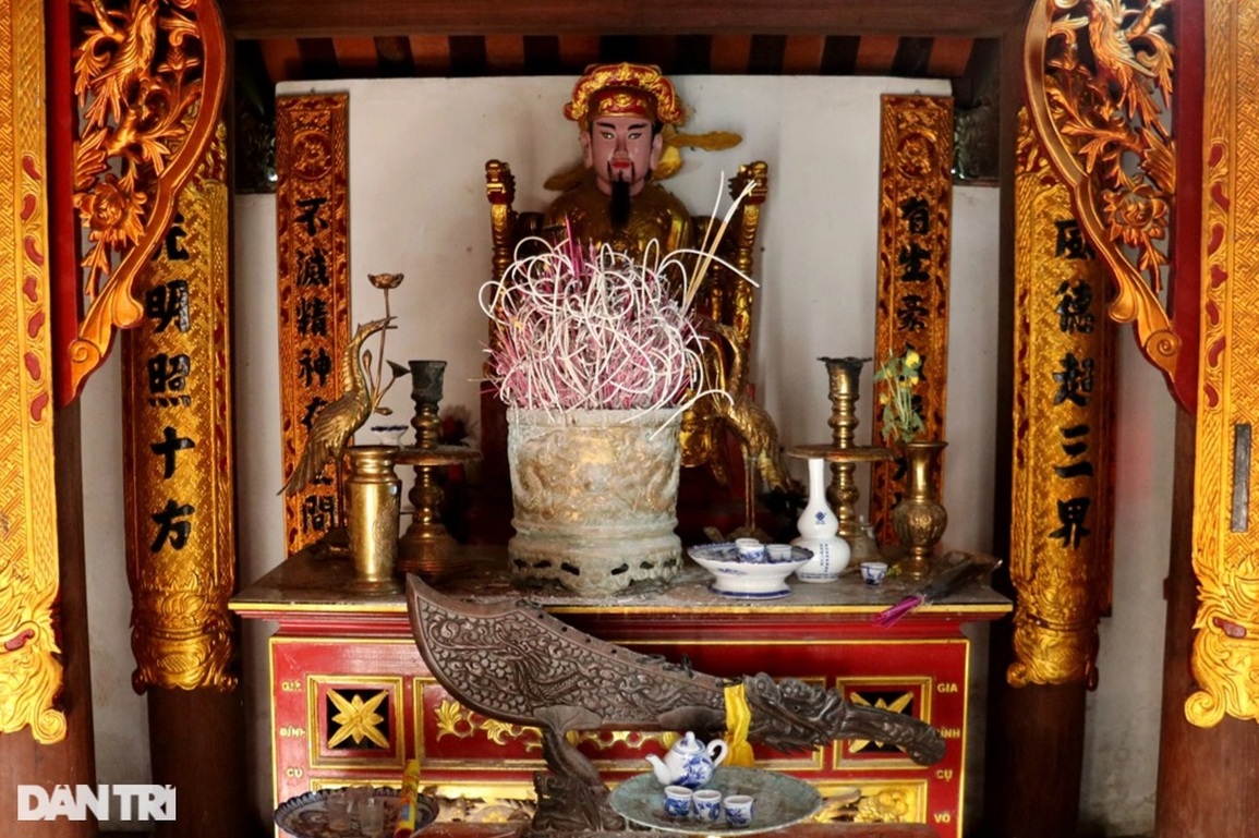 Độc đáo rễ cây ôm trọn hàng cột ngôi đền cổ hơn 600 năm tuổi ở Hà Tĩnh - 3