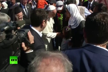 Giáo hoàng Francis đón 12 người tị nạn lên máy bay về Vatican