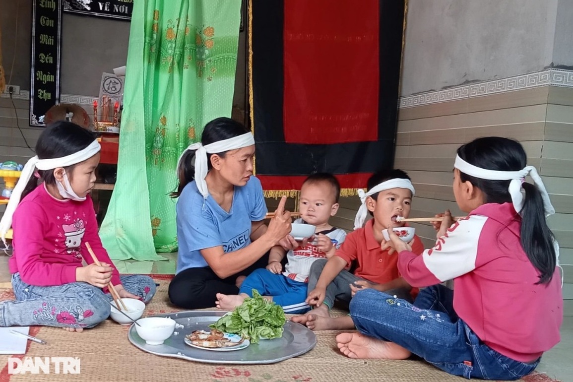 Bố tai nạn đột ngột, 4 đứa trẻ đầu chít khăn tang... chờ tiếng còi xe - 1 Bố tai nạn đột ngột, 4 đứa trẻ đầu chít khăn tang... chờ tiếng còi xe - 1
