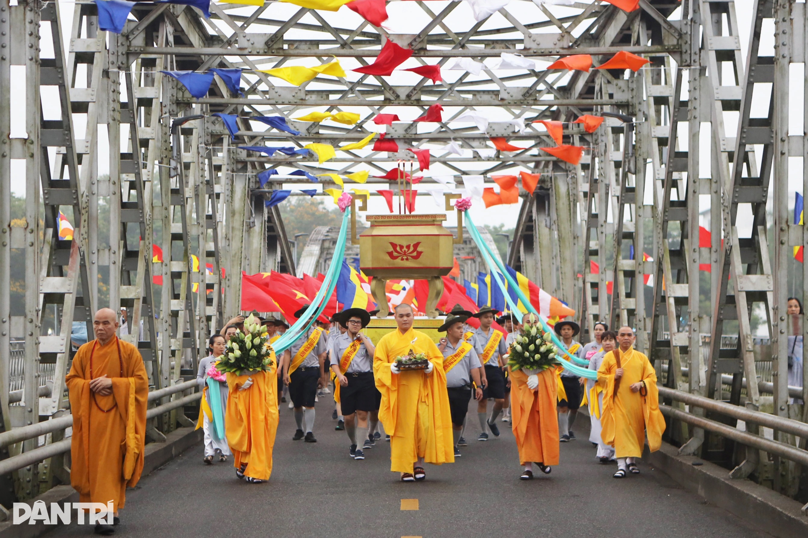 View - Phật tử Huế xếp hàng dài, đi bộ hơn 4km tại lễ rước tượng Phật sơ sinh | Báo Dân trí