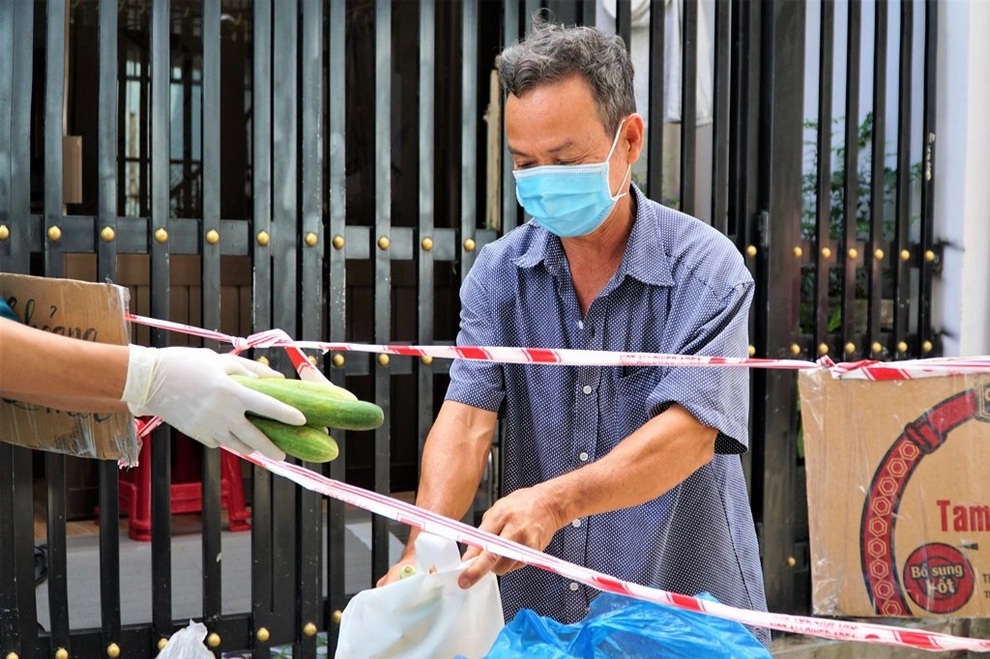 Anh thợ hàn đi mua rau rồi phát miễn phí tới dân ở khu cách ly - 4 Anh thợ hàn đi mua rau rồi phát miễn phí tới dân ở khu cách ly - 4