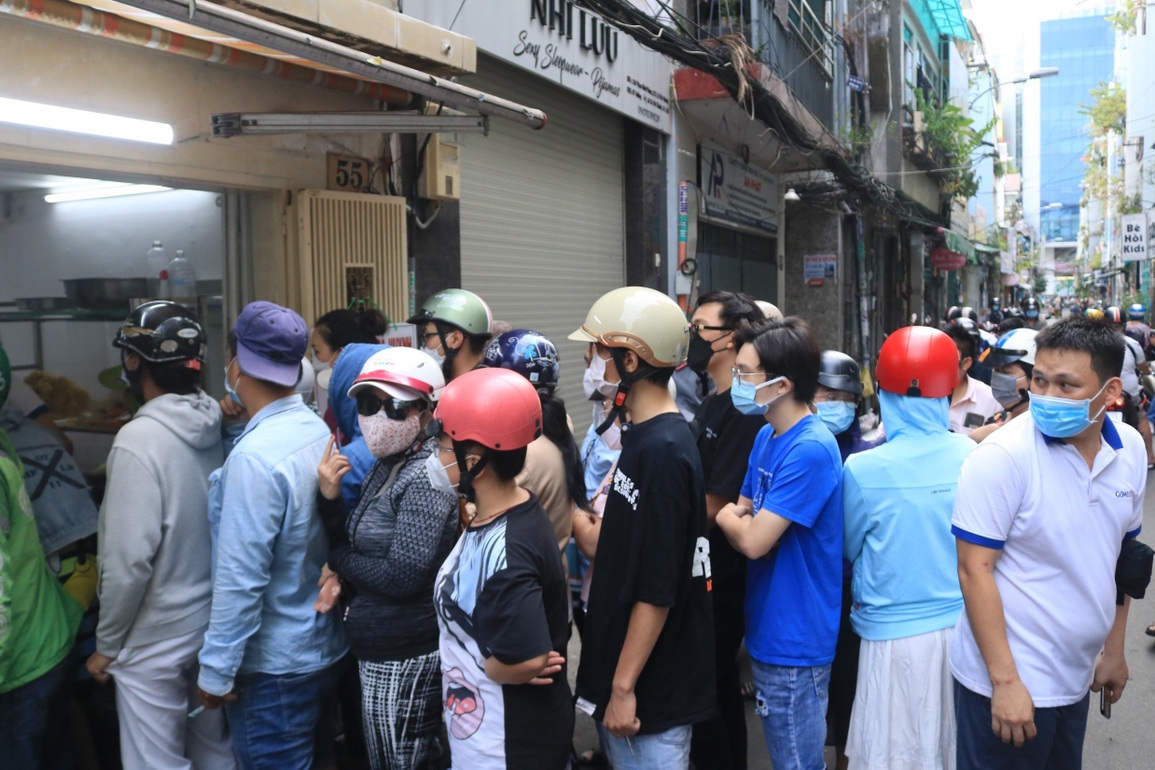 Xếp hàng ùn tắc cả phố chờ mua bánh mì ô môi đắt nhất Sài Gòn - 6 Xếp hàng ùn tắc cả phố chờ mua bánh mì ô môi đắt nhất Sài Gòn - 6