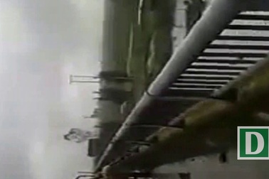 Người đàn ông ném cả xe rác xuống sông khiến người dân phẫn nộ.