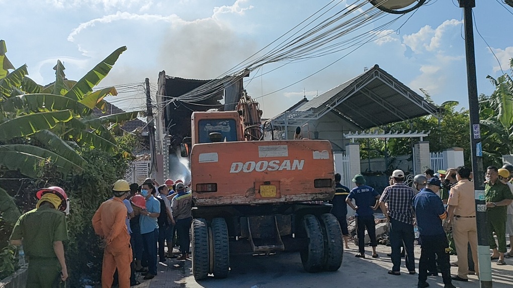 Suốt đêm tìm kiếm 3 mẹ con mất tích trong vụ cháy nhà ở Ninh Thuận - 3 Suốt đêm tìm kiếm 3 mẹ con mất tích trong vụ cháy nhà ở Ninh Thuận - 3