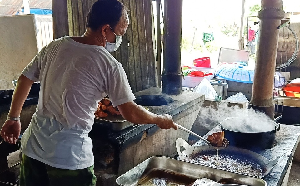 Áo chiến sĩ đẫm mồ hôi cho những suất cơm nghĩa tình trong khu cách ly - 4 Áo chiến sĩ đẫm mồ hôi cho những suất cơm nghĩa tình trong khu cách ly - 4