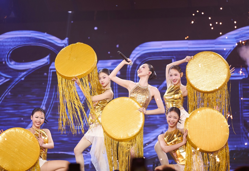 Khách Việt săn tour rẻ, chi 15 triệu đồng sang Bangkok xem Tóc Tiên diễn - 1 Khách Việt săn tour rẻ, chi 15 triệu đồng sang Bangkok xem Tóc Tiên diễn - 1