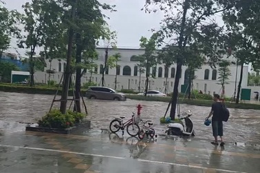 Hàng loạt các khu biệt thự nhà giàu ở Hà Nội ngập sau mưa