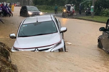 Hàng loạt ô tô "chìm nghỉm" trong biển nước ở thành phố Lào Cai