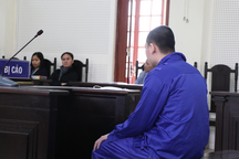 Đâm chém mẹ con bạn gái cùng lớp, khi ra tòa nói "không quan tâm"