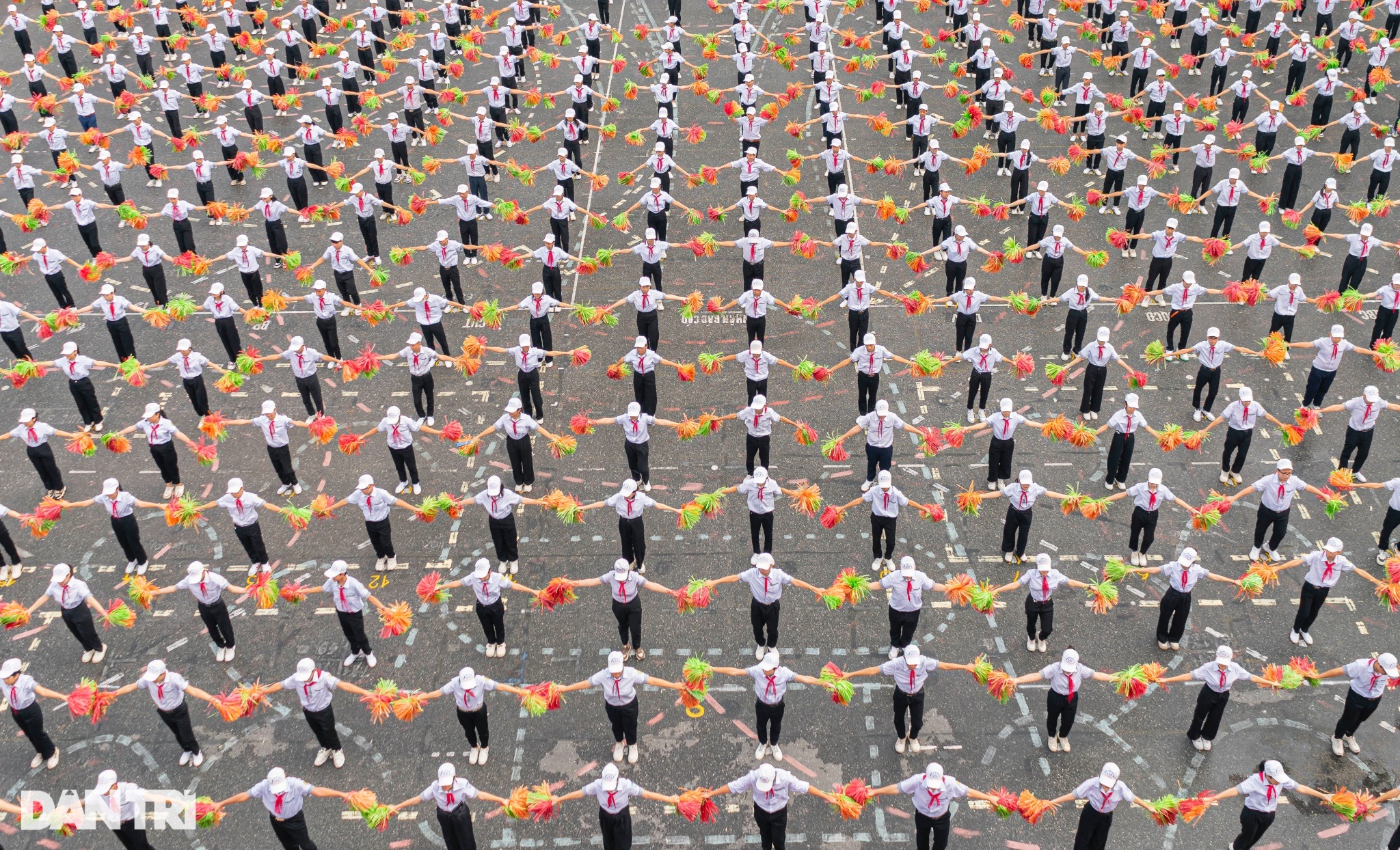 Nam Dinh: Stovky lidí oslavují státní svátek s národními a stranickými vlajkami - 6 Nam Định: Hàng trăm người xếp hình cờ Tổ quốc, cờ Đảng mừng Quốc khánh - 6