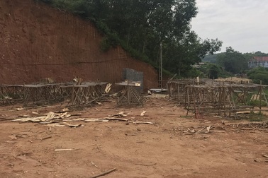 Hệ luỵ xưởng bóc "mọc như nấm sau mưa": Chặn cầu tranh nhau từng xe gỗ