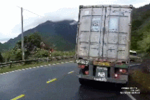 Hú hồn khoảnh khắc xe container đổ nghiêng khi ôm cua góc hẹp