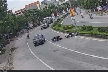 "Nữ ninja" sang đường "như chỗ không người", gây họa cho người khác