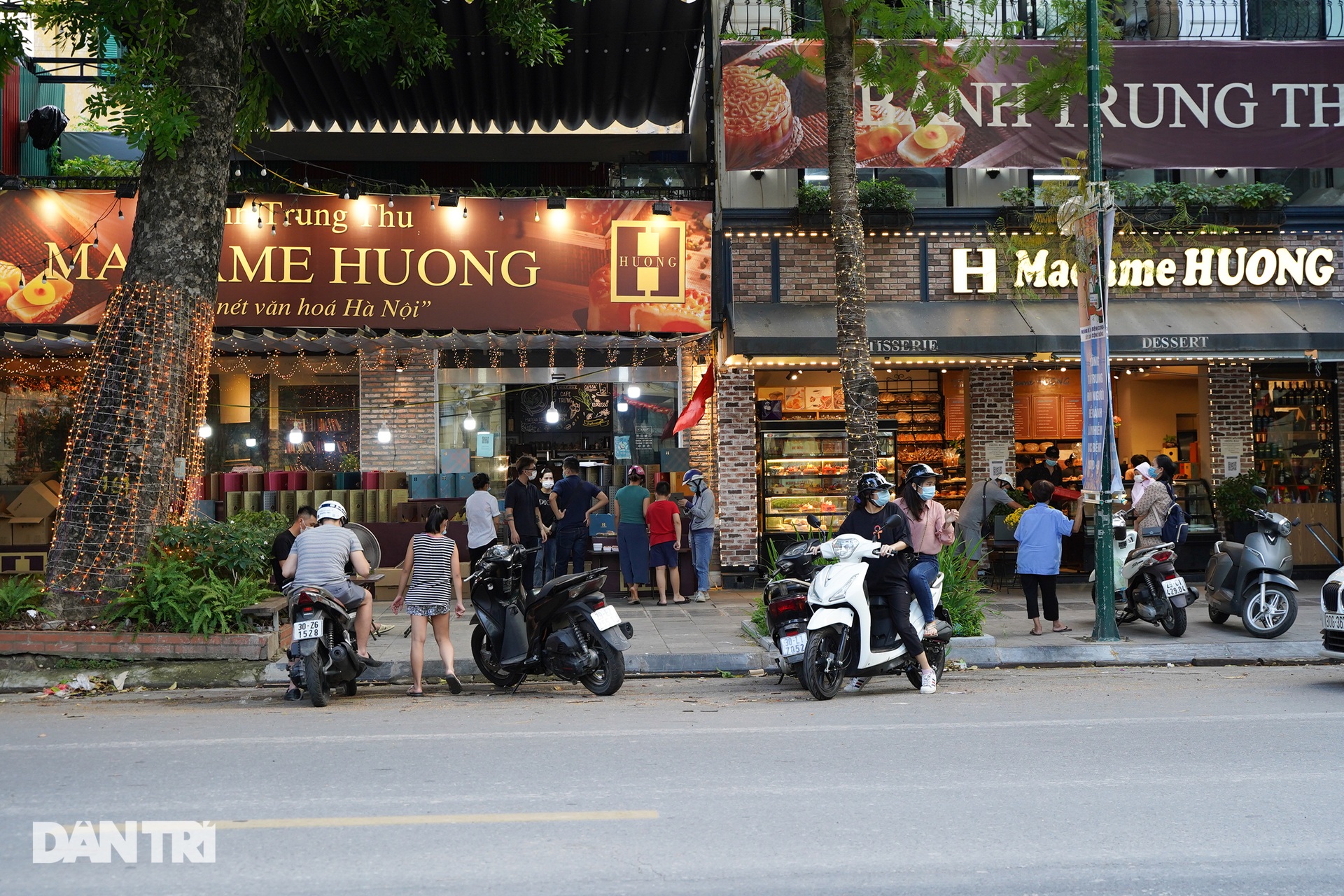 Người dân nhộn nhịp tập thể dục ngoài phố khi Hà Nội chưa hết giãn cách - 11 Người dân nhộn nhịp tập thể dục ngoài phố khi Hà Nội chưa hết giãn cách - 11