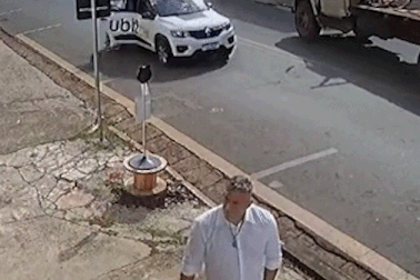 Liều mình nhảy khỏi taxi đang chạy để trốn 50.000 đồng tiền xe ở Brazil